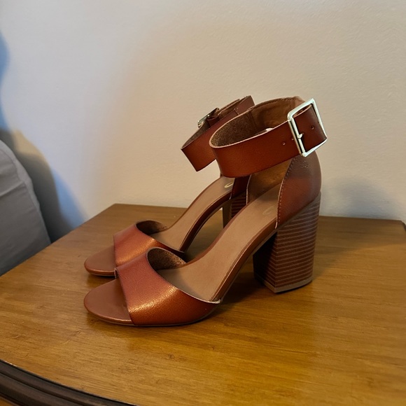 Mix No. 6 Open Toe Block Heel! - Picture 2 of 4